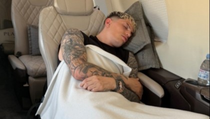 这是去哪儿加纳乔晒飞机上睡觉照片，配文：来了